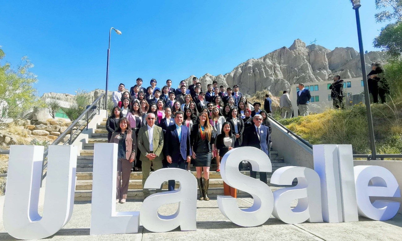 Parlamento 3 Autoridades de la Universidad La Salle, Autoridades del Parlamento Andino y 50 Parlamentarios Andinos Universitarios recientemente posesionados